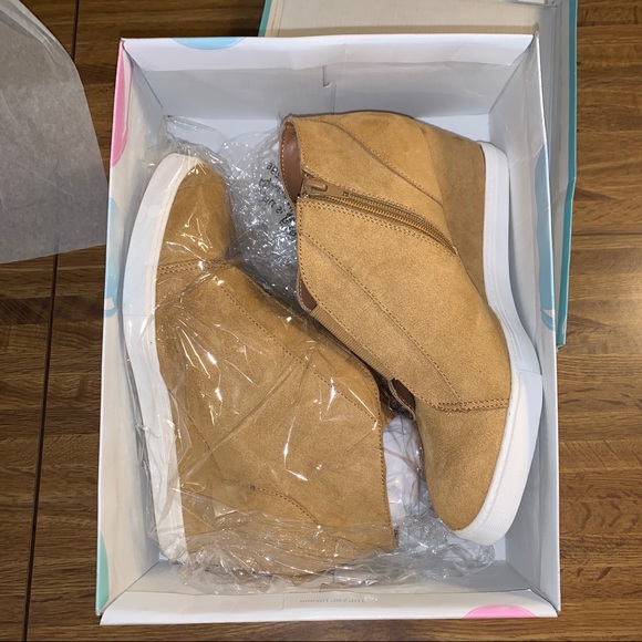 Soda Vesper Hidden Wedge Heel Sneakers Sporty Elastic NWT - Picture 2 of 16